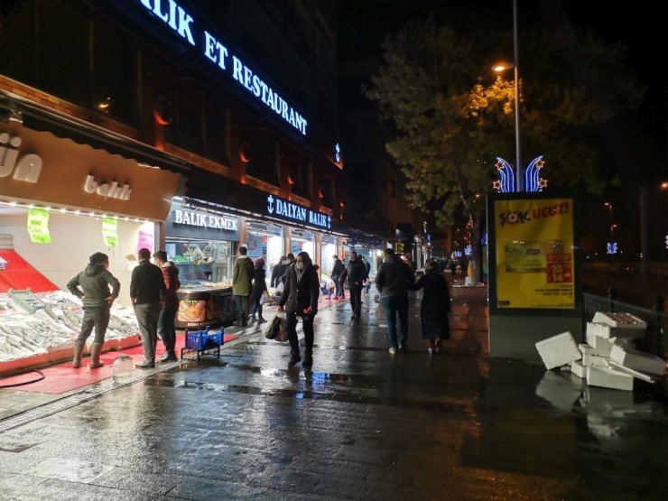 Kısıtlamaya Dakikalar Kala Alışveriş Yoğunluğu