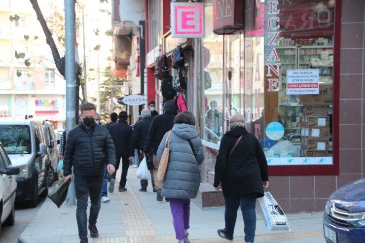 Kısıtlamalara Saatler Kala Alıveriş Çılgınlığı Yaşandı