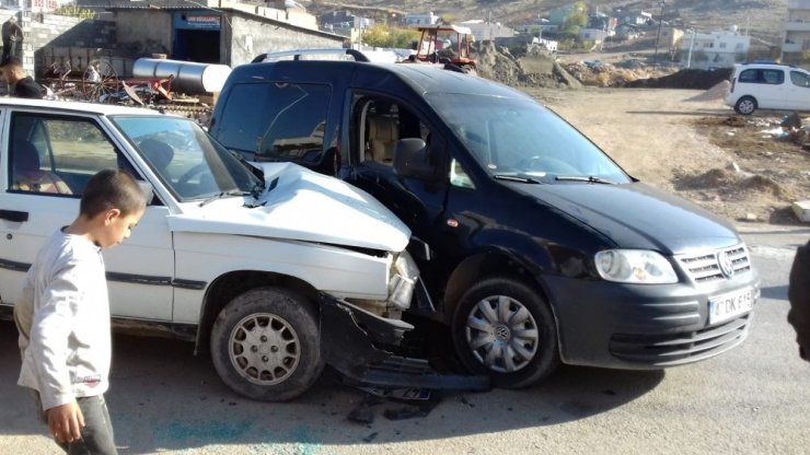 Mardin’de 3 Araç Birbirine Girdi: 1 Yaralı
