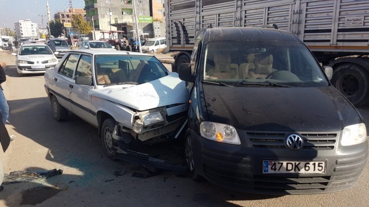 Mardin’de 3 Araç Birbirine Girdi: 1 Yaralı