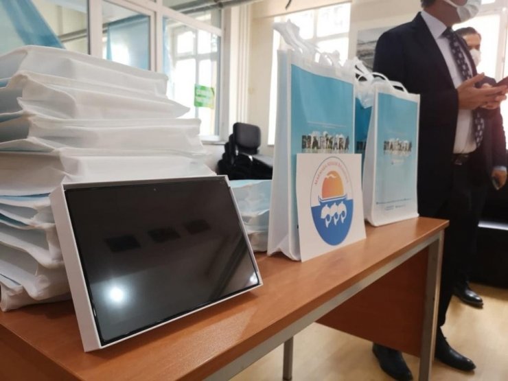 Marmara Belediyesi’nden 80 Öğrenciye Tablet