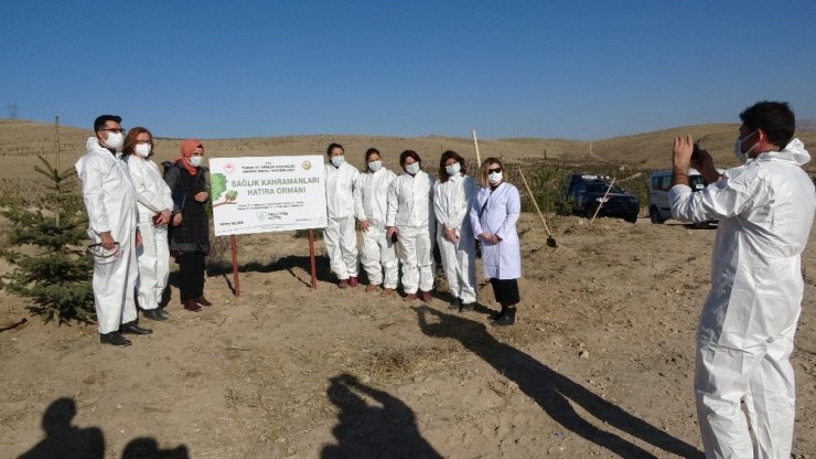 Fedakar Sağlık Kahramanları İçin Hatıra Ormanına Fidan Dikildi