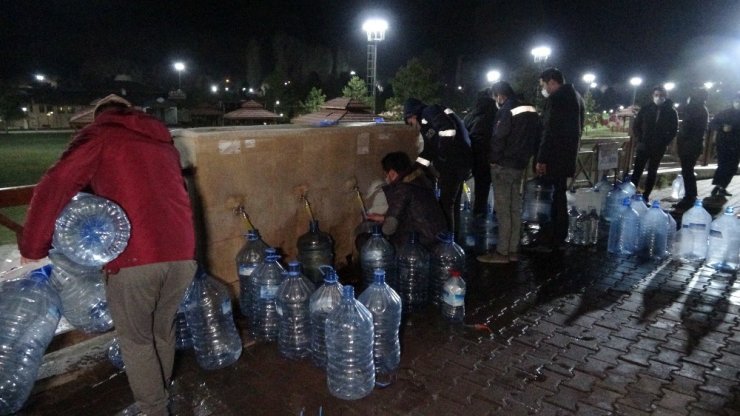 Sivaslılar, 56 Saatlik Kısıtlama Öncesi Tatlı Su Çeşmelerine Akın Etti