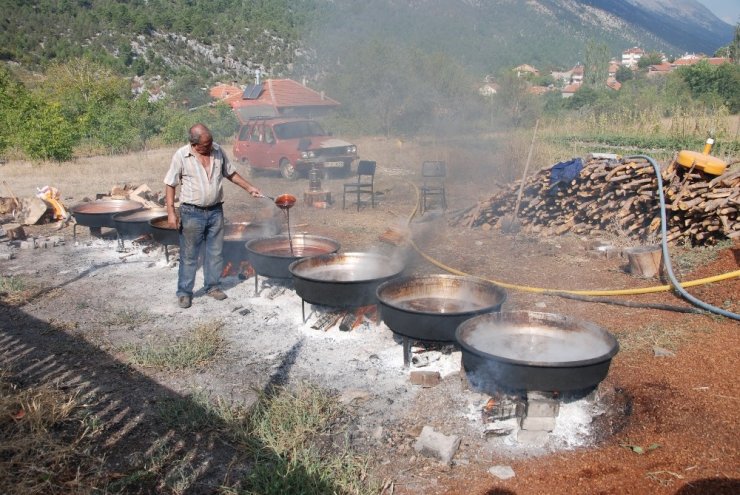 Toroslardan Toplanıyor Sadece Pekmez Olarak Tüketiliyor