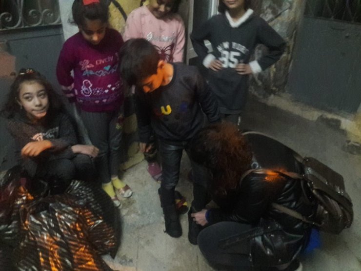 Artuklu 1071 Derneği Kalem Tutan Eller Üşümesin Diyerek Minik Gönülleri Isıtıyor