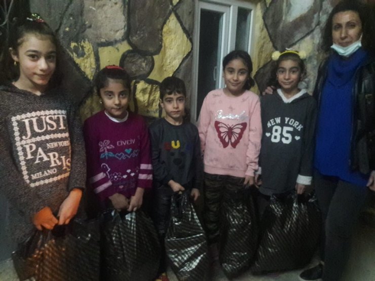 Artuklu 1071 Derneği Kalem Tutan Eller Üşümesin Diyerek Minik Gönülleri Isıtıyor