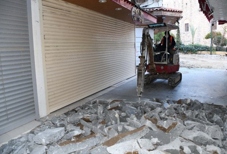 Kuşadası Çarşılarında Yenileme Çalışmaları 6 Noktada Eş Zamanlı Sürüyor