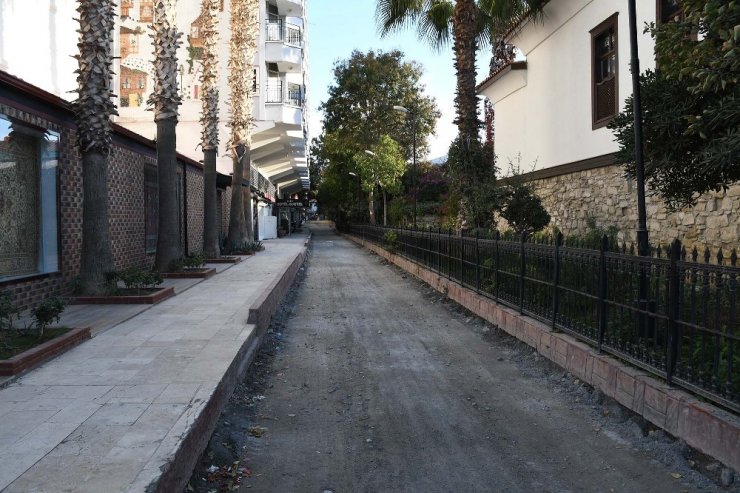 Kuşadası Çarşılarında Yenileme Çalışmaları 6 Noktada Eş Zamanlı Sürüyor