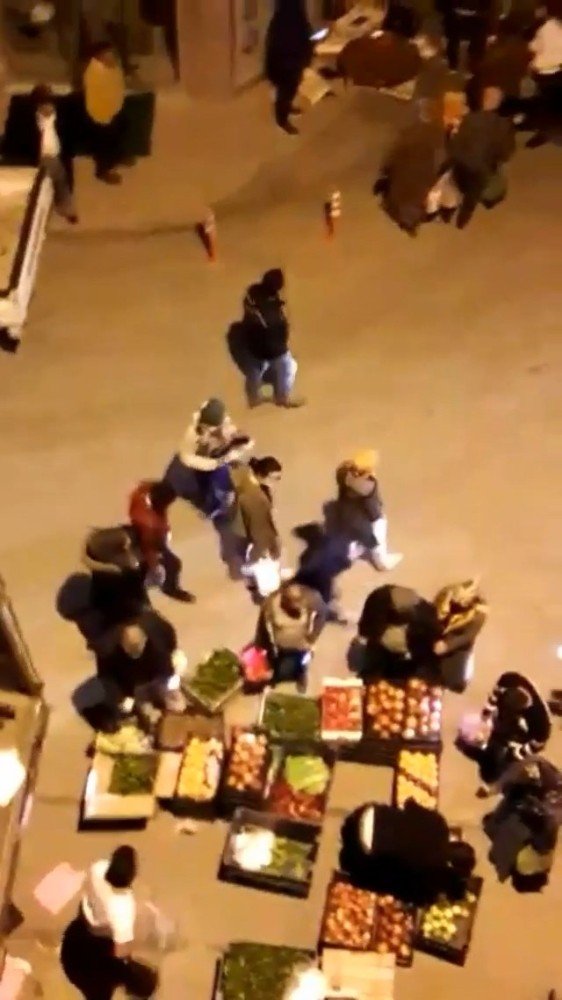 Bursa’da Seyyar Satıcıların Tezgahlarında Sosyal Mesafe Unutuldu
