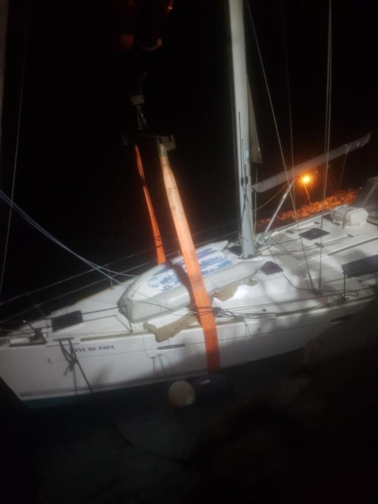 Datça’da Fırtına Sonrası Tekne Karaya Oturdu