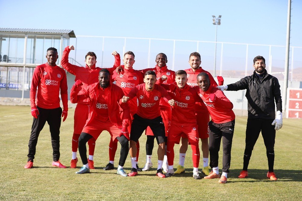 Sivasspor’da 2 Kişinin Korona Virüs Testi Pozitif Çıktı