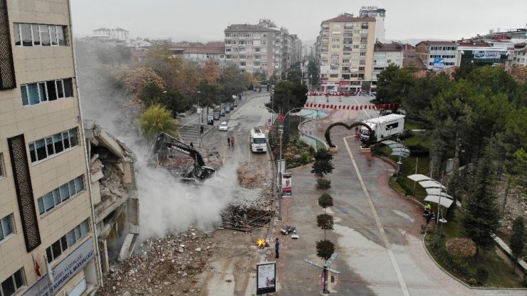 Deprem Bölgesi Elazığ’da Kısıtlamayla Yıkımlar Hız Kazandı