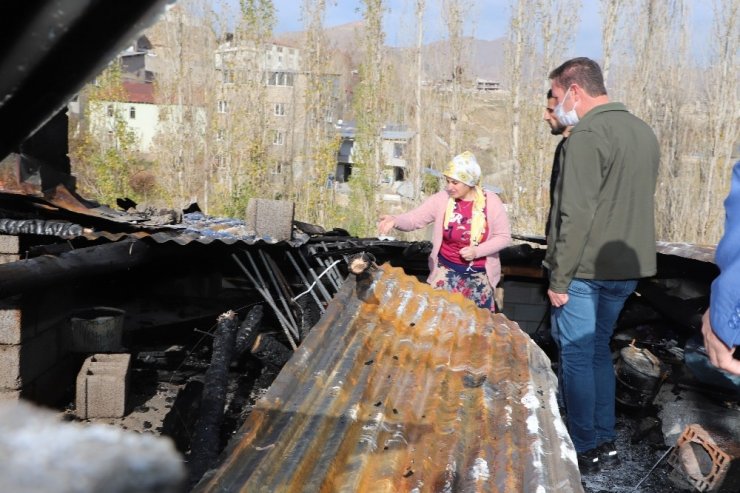 Hakkari’de Evlerinin Çatısı Yanan Aileye Valilikten Destek
