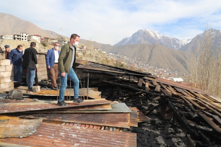 Hakkari’de Evlerinin Çatısı Yanan Aileye Valilikten Destek
