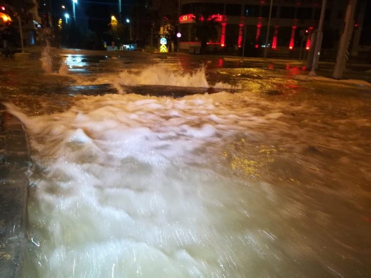 Patlayan Su Borusu Caddeleri Göle Çevirdi