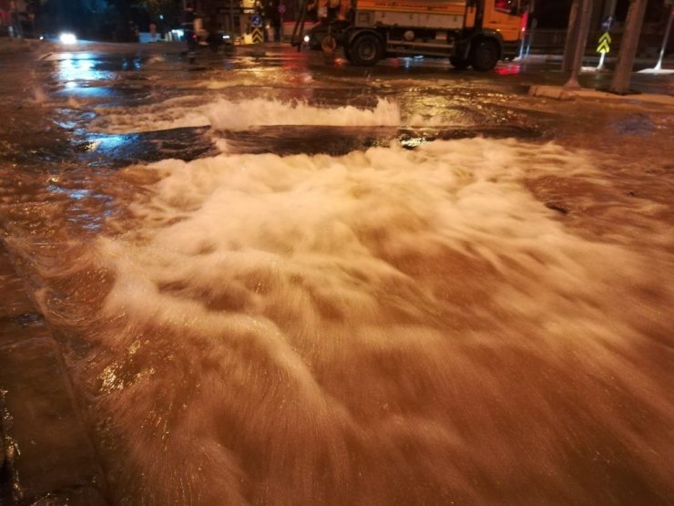 Patlayan Su Borusu Caddeleri Göle Çevirdi