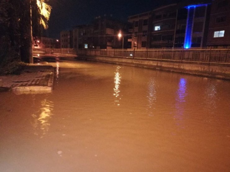 Patlayan Su Borusu Caddeleri Göle Çevirdi
