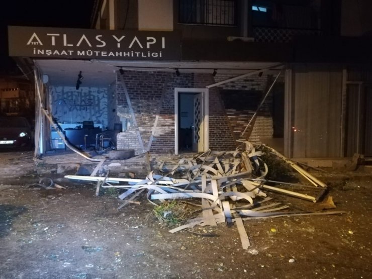 İzmir’de Kısıtlama Sessizliği Kaza Gürültüsü İle Son Buldu...cip İş Yerine Girdi