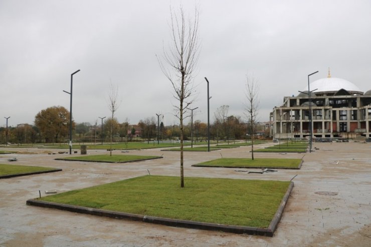 Kartepe Kent Meydanı Yeşillendiriliyor