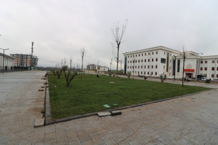 Kartepe Kent Meydanı Yeşillendiriliyor