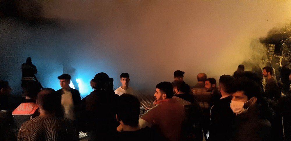 5 Katlı Binada Çıkan Yangın Mahalleliyi Sokağa Döktü, Sosyal Mesafe Unutuldu