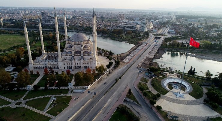 Adana’da Caddeler Boşaldı, Kent Hayalet Şehre Döndü