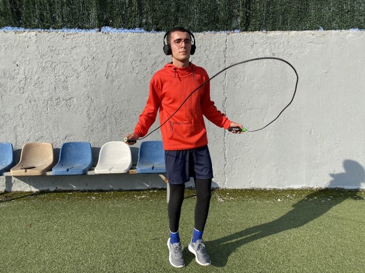 Kısıtlama İzninde Sokağa Spor Yapmak İçin Çıkıyor