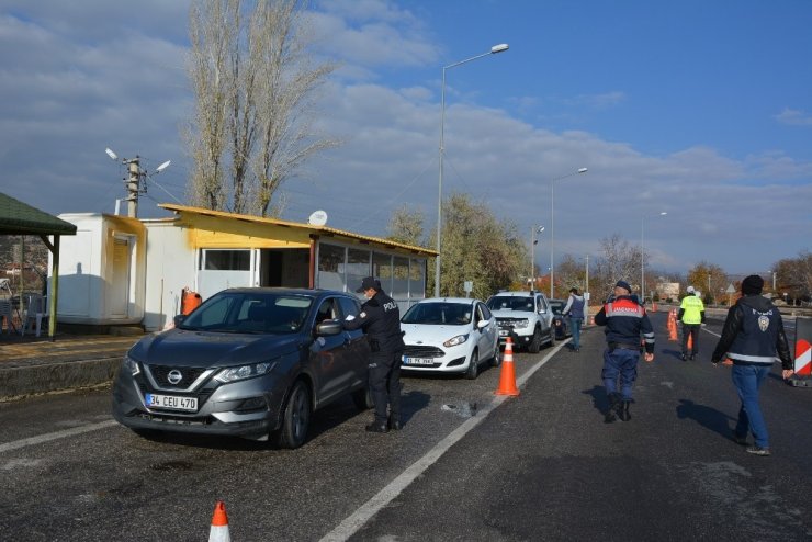 -korkuteli’nde Cadde Ve Sokaklar Boşaldı