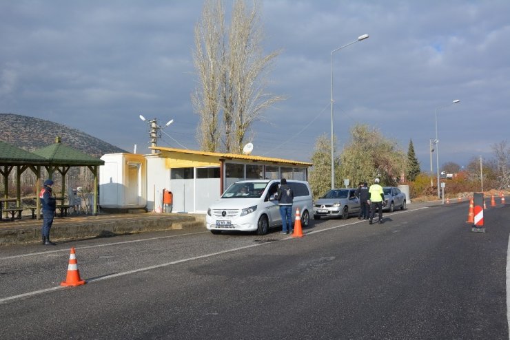 -korkuteli’nde Cadde Ve Sokaklar Boşaldı