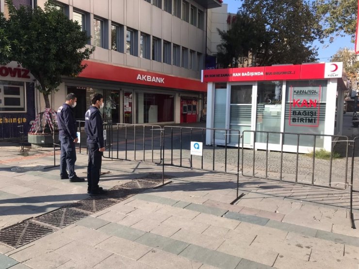 Bankların Şeritlerle Kapatıldığı O Caddeye Giriş 3 Bin 500 Kişiyle Sınırlandırıldı