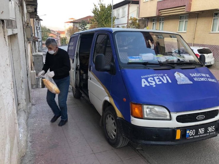 Sıcak Yemekler Evlere Ulaştırıldı