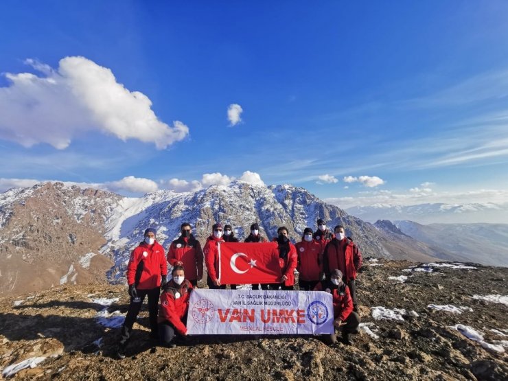 Van Umke Erek Dağında Tırmanma Yürüyüşü Gerçekleştirdi