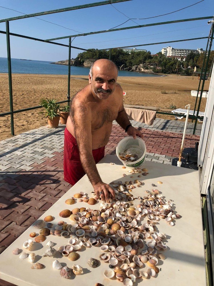 Boş Kalan Sahillerde Definecilerden Sonra Deniz Kabuğu Koleksiyoncuları İş Başında