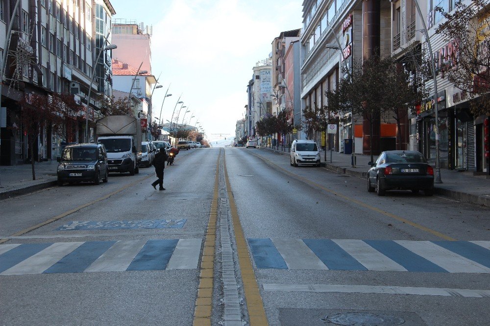 Erzurum’da Sokağa Çıkma Kısıtlamasının İkinci Gününde Caddeler Boş Kaldı