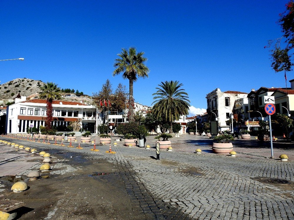 Çeşme’de Yazlık Evler Dolu, Sokaklar Boş