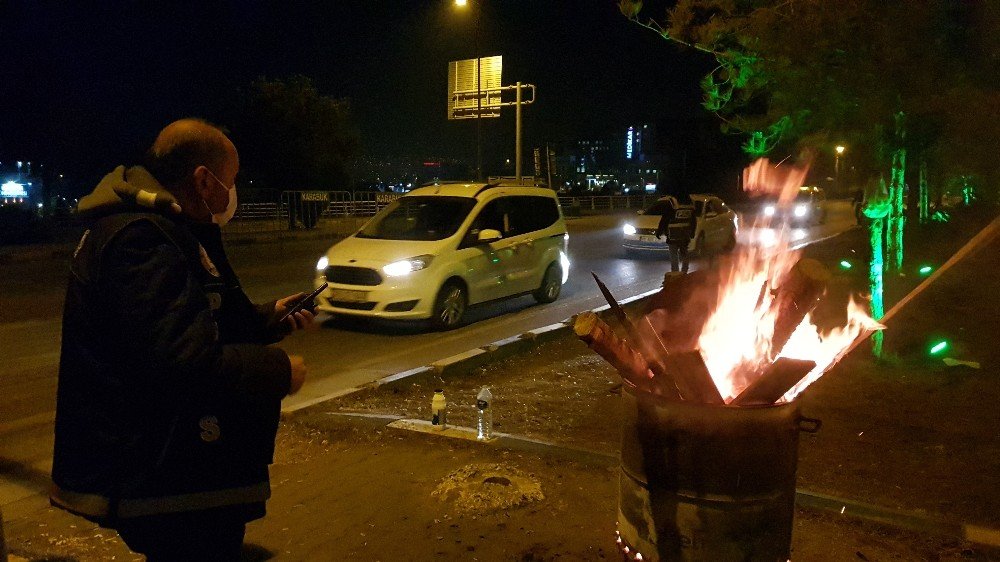 56 Saatlik Kısıtlamada Polisler Varillerle Isınmaya Çalıştı