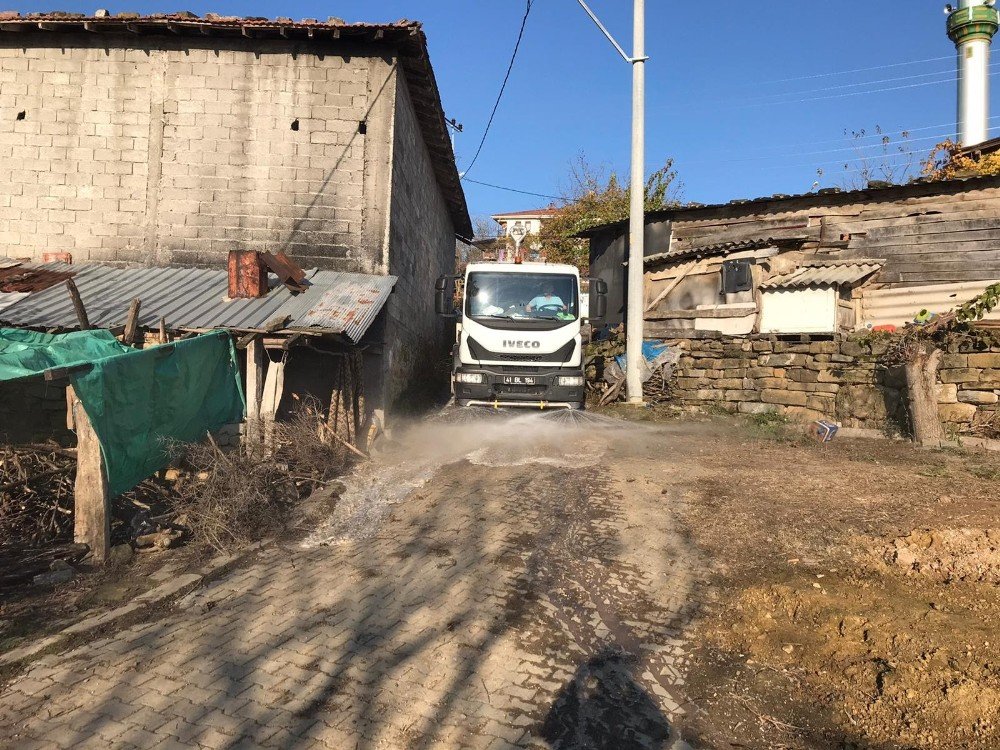 İzmit’te Sokağa Çıkma Kısıtlamasında Dezenfeksiyon Çalışması Yapılıyor