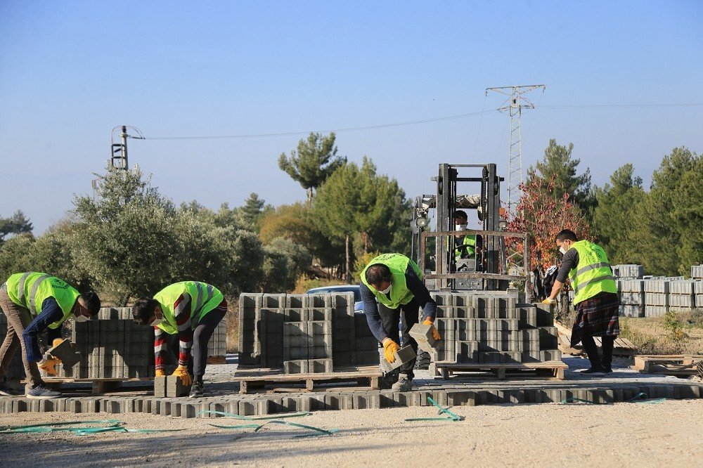 Pamukkale’nin Mahallelerinde Kilit Parke Taşı Döşeme Atağı Sürüyor