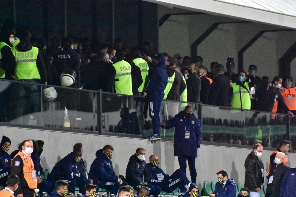 Denizlispor-fenerbahçe Maçında Yöneticiler Arasında Tartışma Çıktı