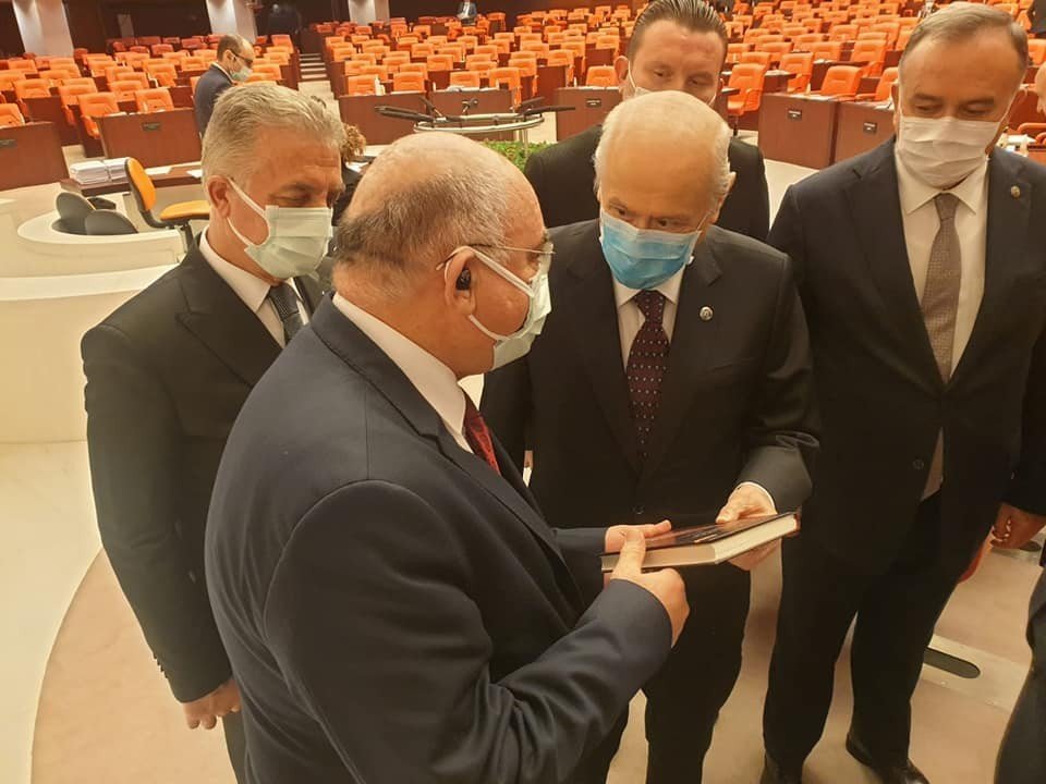 Milletvekili Karahocagil Koronadan Ölen Amcasının Kitabını Mhp Lideri Bahçeli’ye Hediye Etti