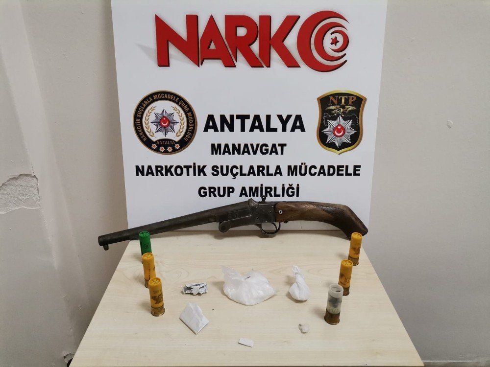 Kısıtlama Gününde Durdurulan Araçta Uyuşturucu Ve Tüfek Ele Geçirildi