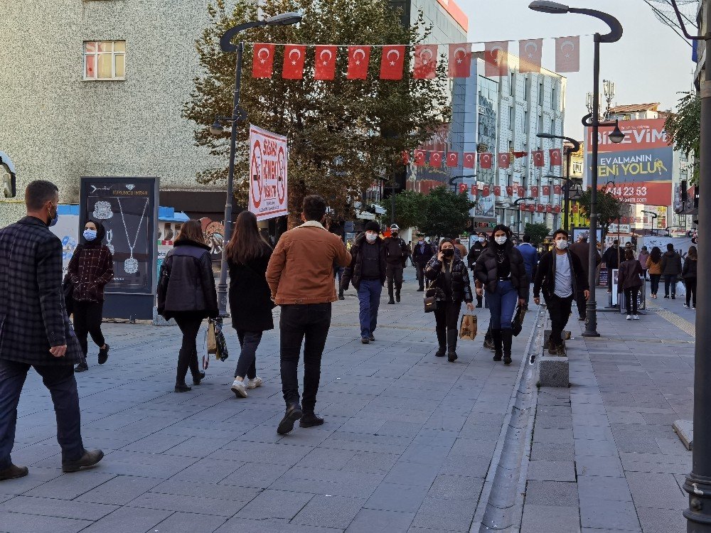 400 Kişi İle Sınırlandırılan Caddede Yoğunluk Gözlemlendi