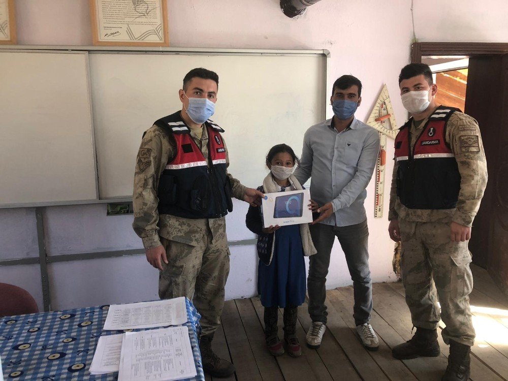 Sarıkamış’ta Jandarma Öğrencilere Tablet Dağıttı