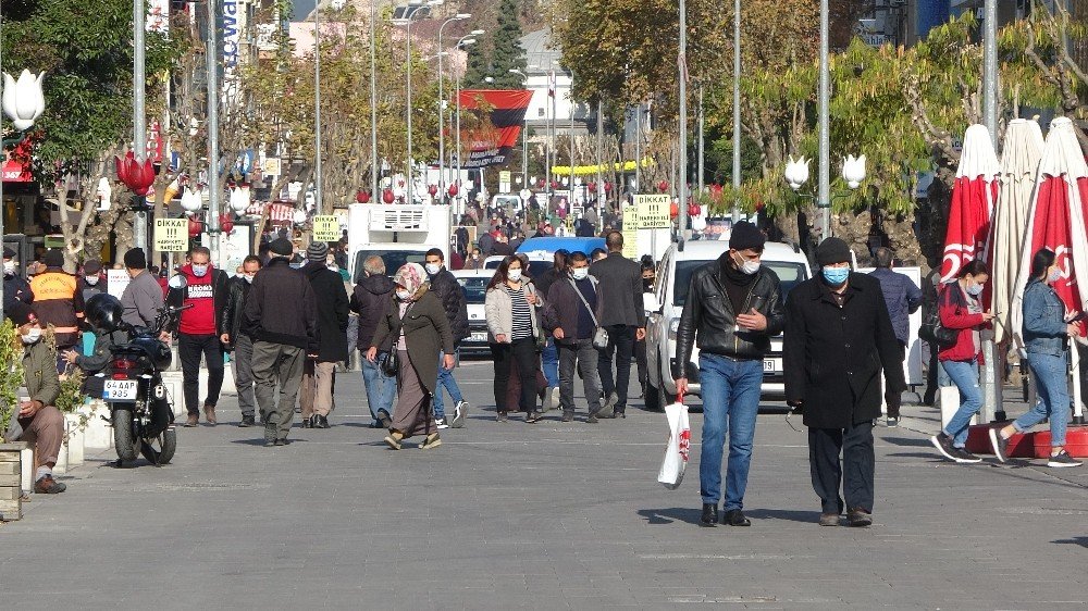Kısıtlama Sonrasında Uşak’ta Sosyal Mesafe Yok Sayıldı