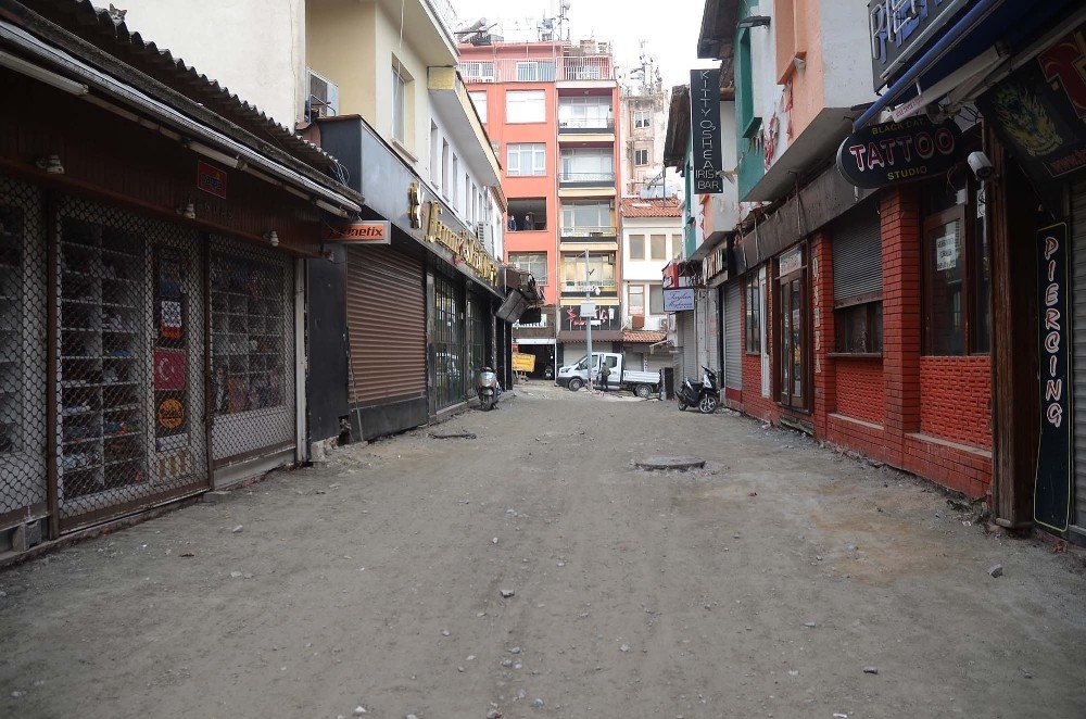 Kuşadası’nın Ünlü Barlar Sokağı Yenileniyor
