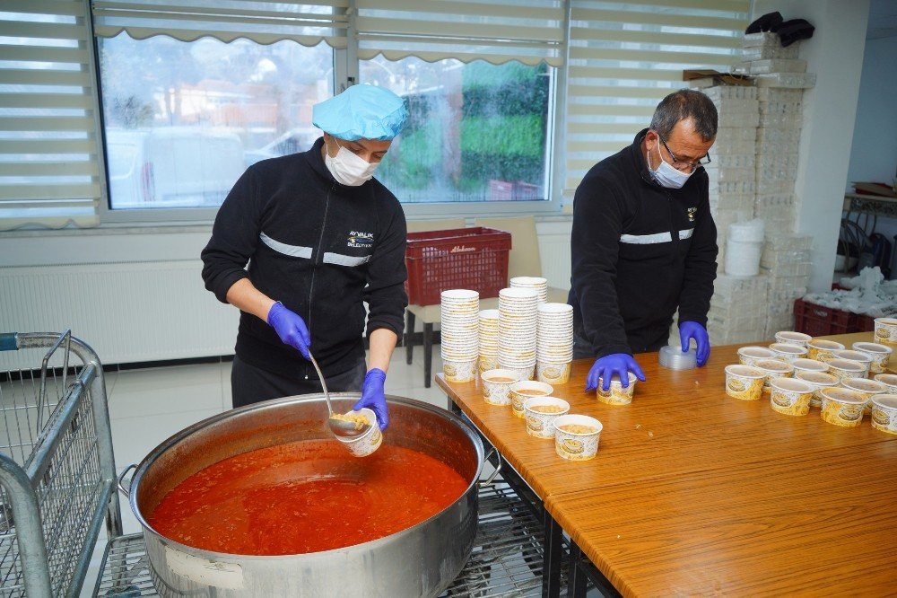 Ayvalık Belediyesi’nden Şefkatli El; Aşevi