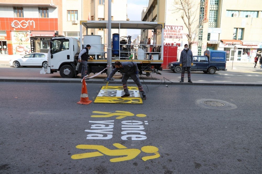 Erzincan’da Deforme Olan Yaya Çizgileri Boyanarak Yenilendi