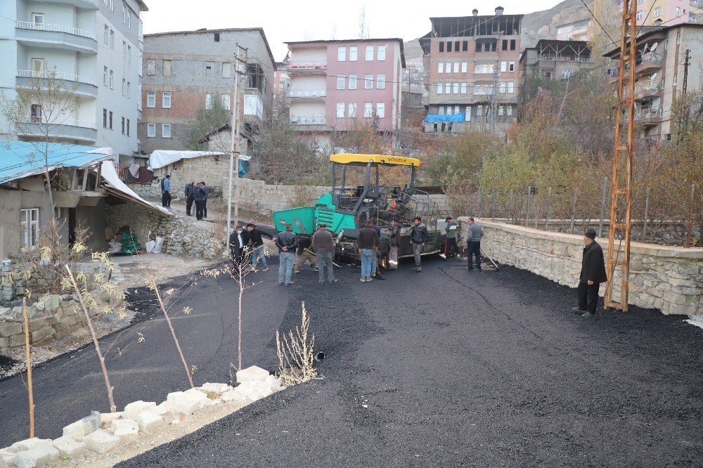 Hakkari’de Ara Sokaklara Asfalt Serildi