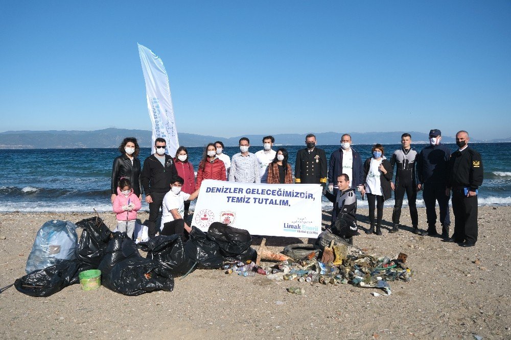 Deniz Altından Trafik Konisi Çıktı