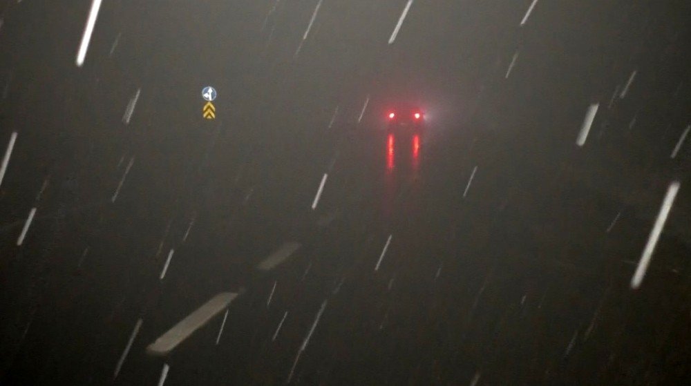 Ağrı’da Etkili Olan Kar Ve Sis Sürücülere Zor Anlar Yaşattı